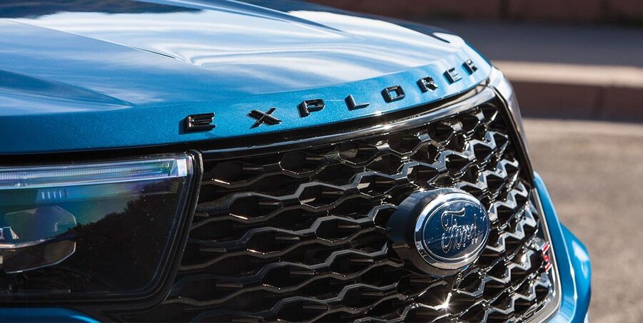 Chữ Explorer trên nắp capo